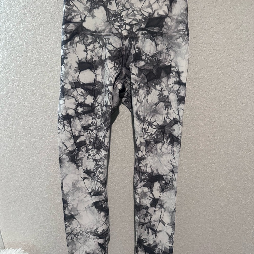 Lululemon Athletica Black and White Patterned wunder under Leggings